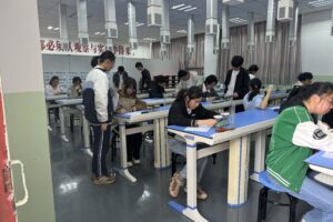 学校组织学生参加昆明市初中学业水平考试生物、物理、化学实验考试