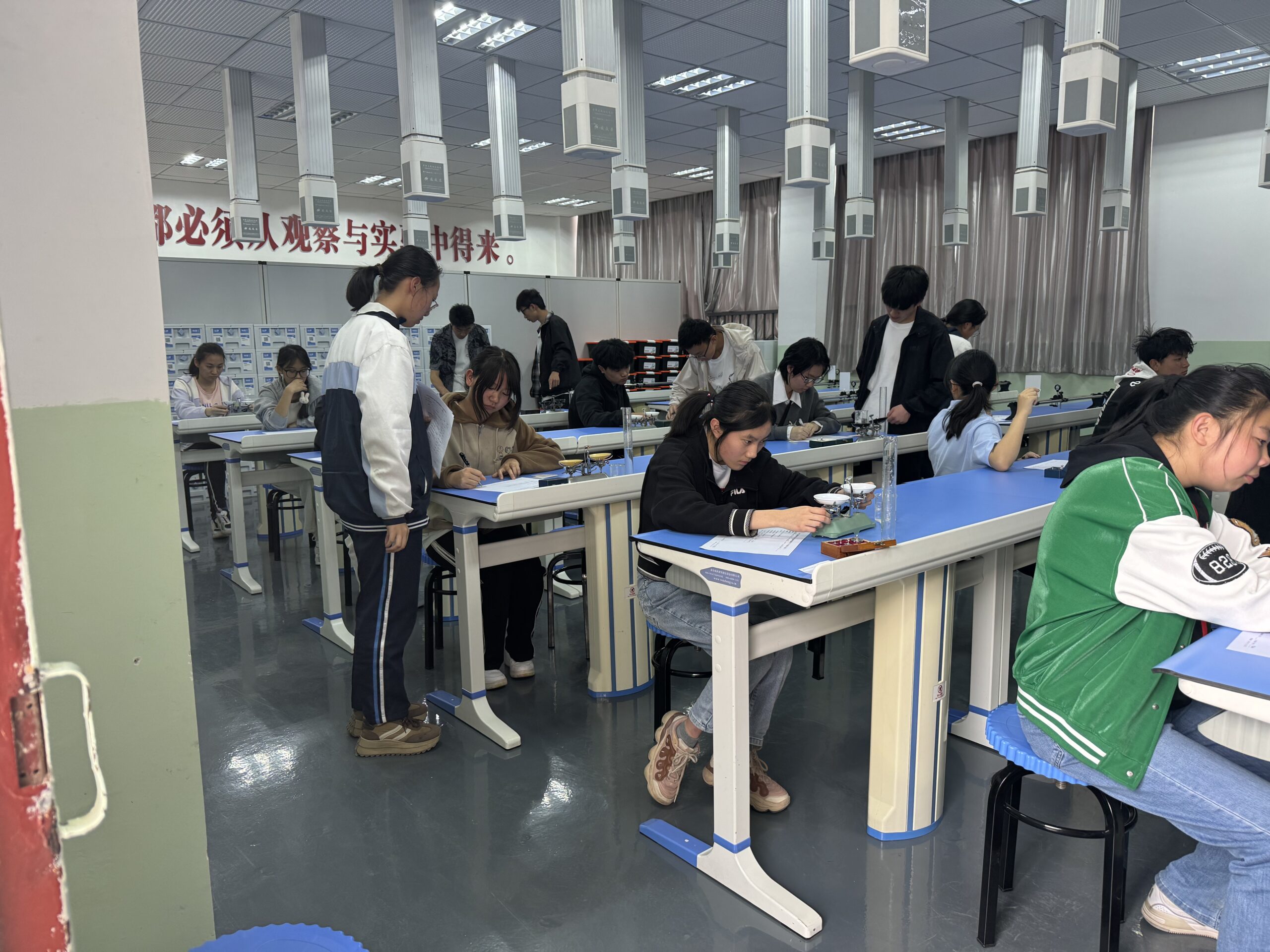 学校组织学生参加昆明市初中学业水平考试生物、物理、化学实验考试