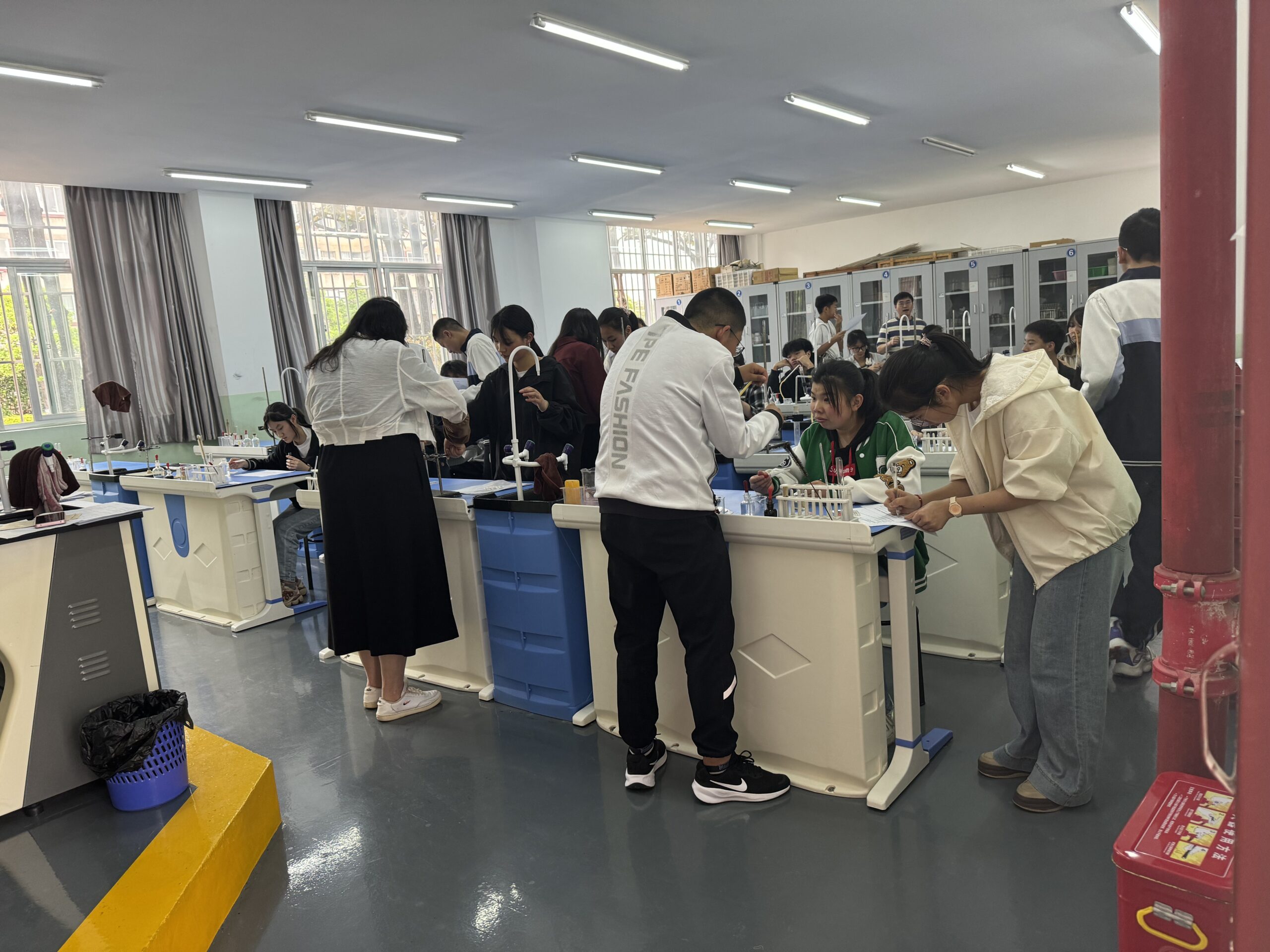 学校组织学生参加昆明市初中学业水平考试生物、物理、化学实验考试