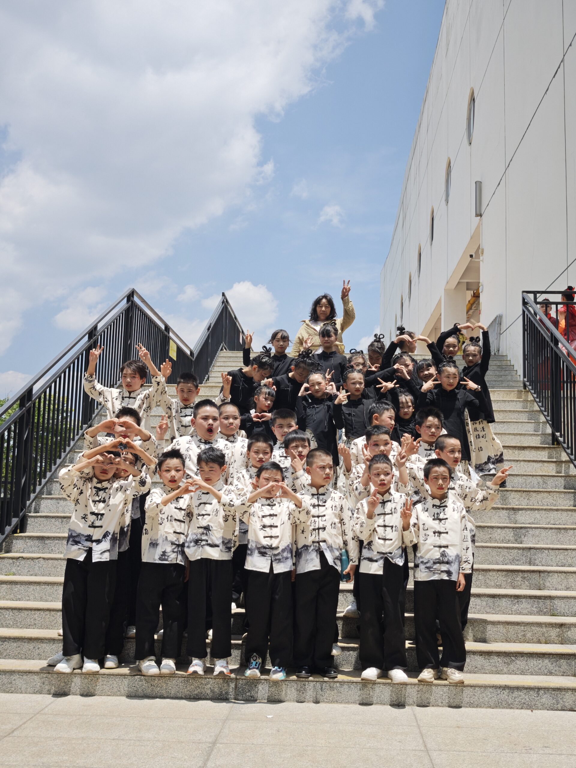 昆明经开区第十届学生艺术节开幕,我校小学部群舞《千字文》亮相