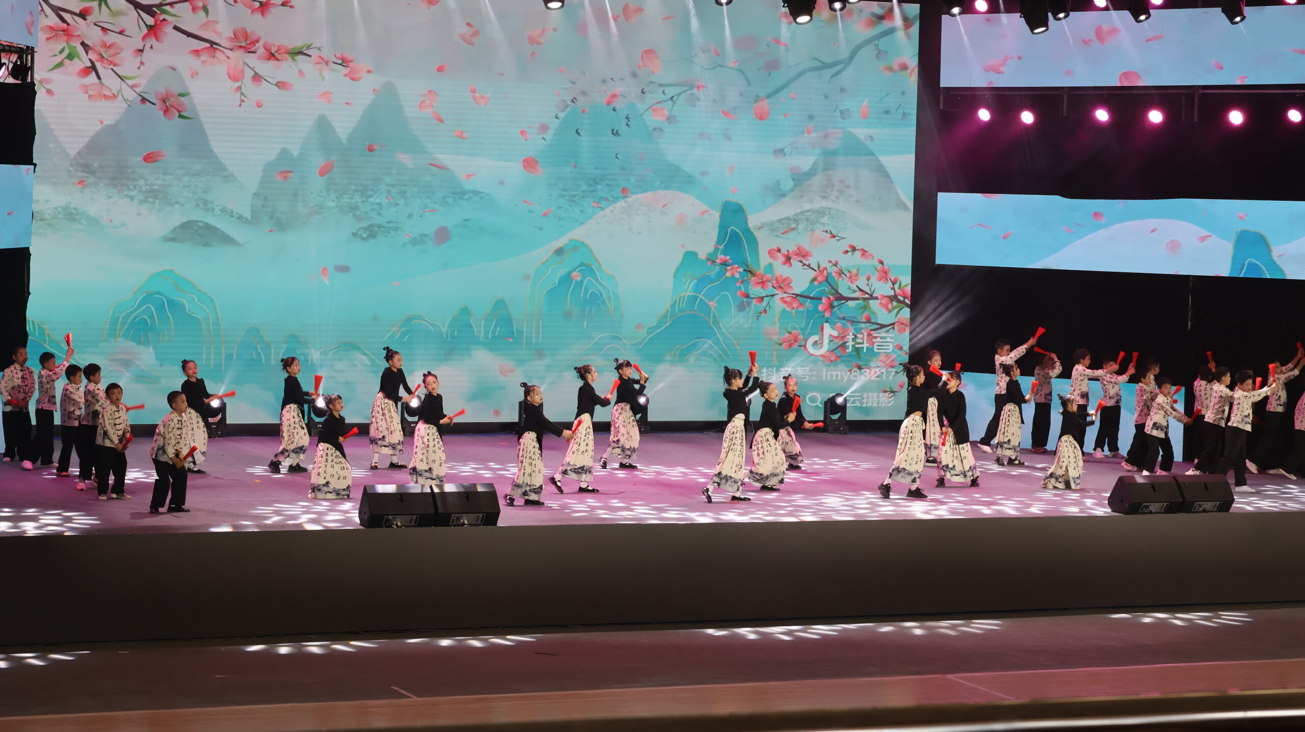昆明经开区第十届学生艺术节开幕,我校小学部群舞《千字文》亮相