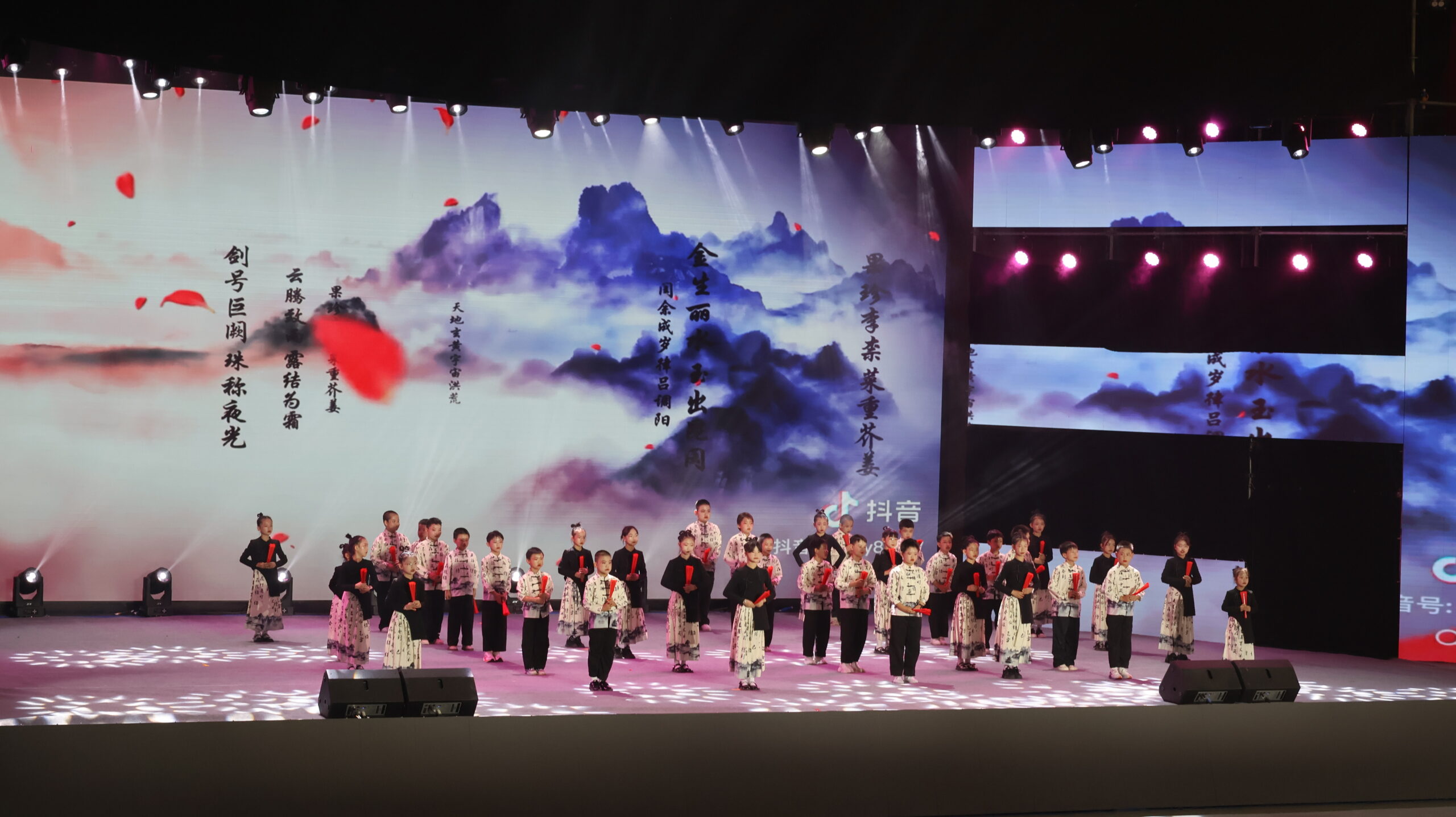 昆明经开区第十届学生艺术节开幕,我校小学部群舞《千字文》亮相