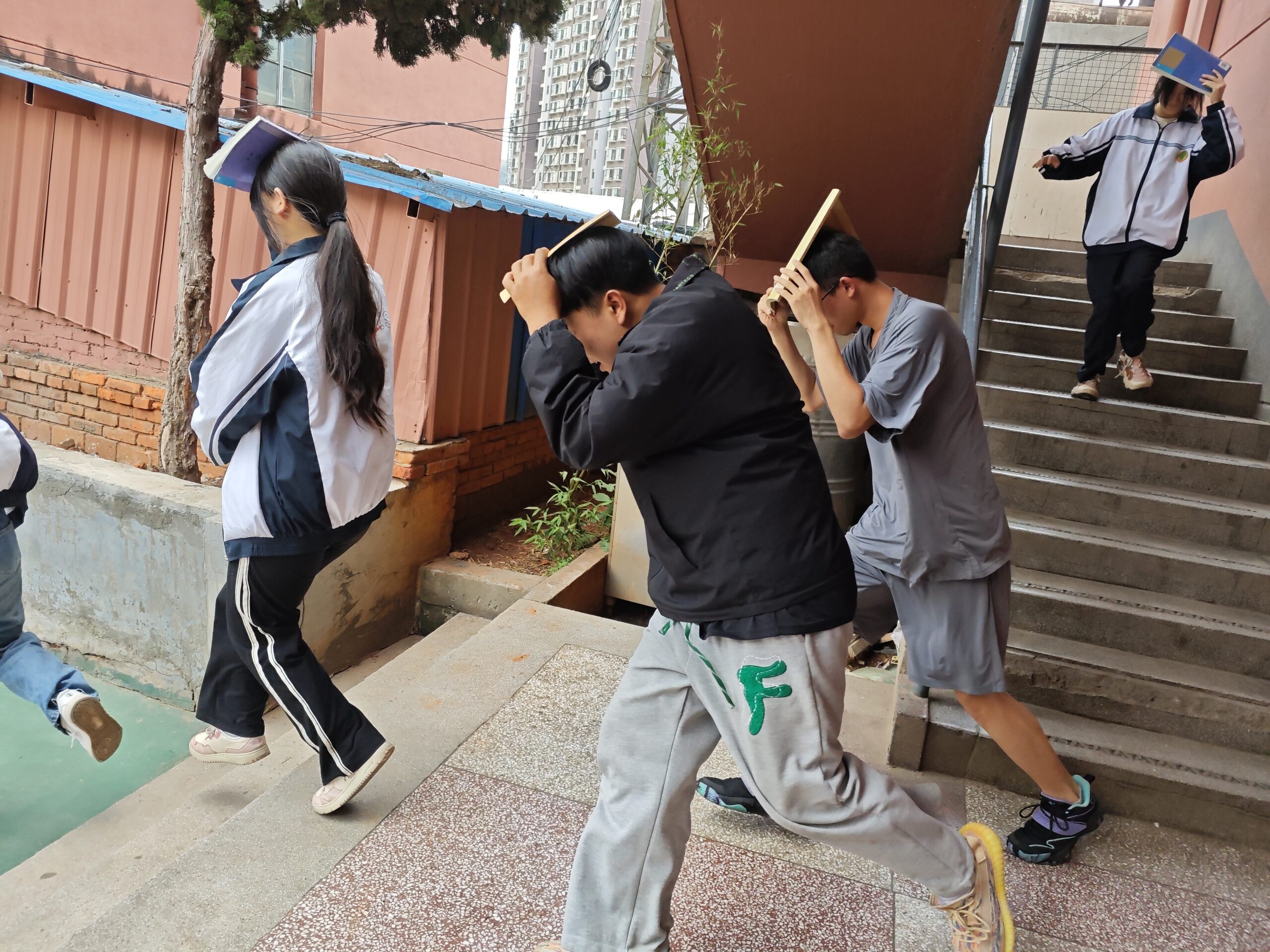 筑牢安全防线,青龙文武学校 5.12 防震减灾演练彰显担当